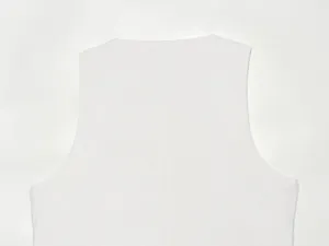 Nahaufnahme der Rückseite eines minimalistischen einfarbigen Leinen-Ärmellos-Tops.