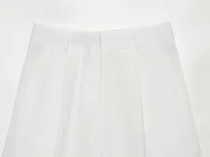 Nahaufnahme Bund weiße Leinen Shorts, minimalistische Damen Sommer Pendler Kleidung Detail.