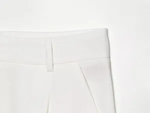 Detailansicht des weißen, einfarbigen Leinen-Shorts-Bunds und der Tasche, schlicht.