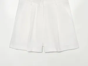 Nahaufnahme von weißen Damen-Leinenshorts mit sauberen Falten und hochwertiger Stoffstruktur.