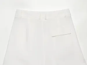 Weißes Leinenhosen Detail mit Bund, Gürtelschlaufen und einzelner Gesäßtasche hinten.