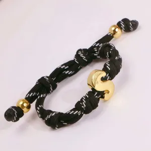 Modisches schwarz-weisses geflochtenes Armband mit glänzendem Gold-Buchstaben-Anhänger DIY.