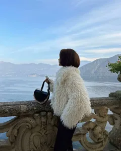 Schicke weiße Langarmjacke aus Kunstfell, perfekt für stilvolle Herbst- und Winteroutfits.