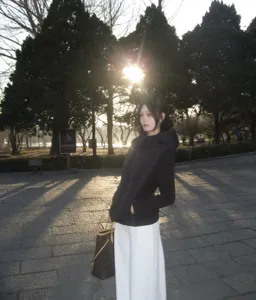 Slim fit lightweight hooded cotton vest jacket for women, casual outdoor spring outerwear.