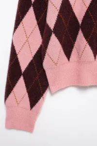 Roze en bordeauxrode argyle gebreide truidetail, gezellige winter top met lange mouwen.