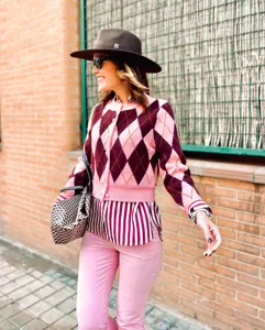 Roze bordeauxkleurige argyle gebreid vest voor dames, klassiek ronde hals ontwerp voor dagelijks.
