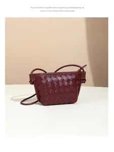 Dunkelrote geflochtene Ledertasche Detail, kleine minimalistische Umhängetasche, weich.