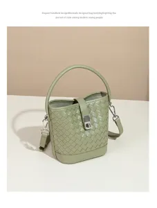 Sac seau en cuir tressé vert avec poignée et bandoulière pour femme élégant et chic