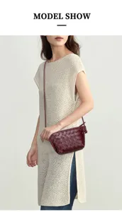 Detailaufnahme einer stilvollen, gewebten Leder-Umhängetasche in Dunkelrot am Model.