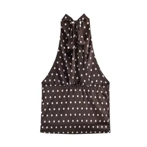 Detalle elegante de top halter de lunares marrones con diseño sin mangas y lazo en el cuello.