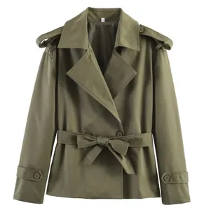 Detalle de chaqueta gabardina corta verde oliva, cuello de solapa, cinturón y presillas en mangas.