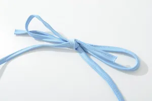 Gedetailleerde close-up van lichtblauwe satijnen band met fijne dubbele stiksels en afwerking.