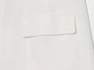 Weißes Leinen lässiges Weste und Shorts Set Kleidung Tasche Detail Nahaufnahme im Sommer