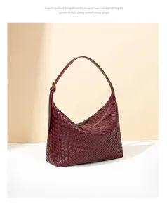Vista detallada del bolso hobo de cuero tejido rojo oscuro con una textura artesanal compleja.