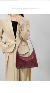Vista detallada del bolso hobo tejido a mano que muestra una exquisita artesanía en cuero.