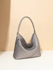 Zilveren geweven schoudertas voor dames, hobo tote bag met sterhangers, chique casual stijl.