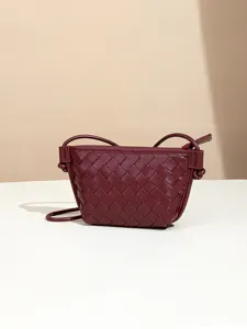 Bordarote gewebte Leder Umhängetasche für Damen, elegante Mini Schultertasche mit Knotendetail.