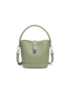 Sac seau en cuir tressé vert avec poignée supérieure et bandoulière pour femme élégante.