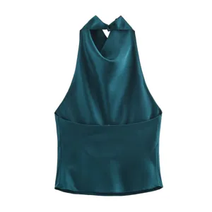 Détail du superbe haut élégant en satin vert foncé avec encolure américaine et drapé.