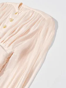 Franse stijl elegante geplooide lange jurk met parelknopen, lichtgewicht lente chic outfit.