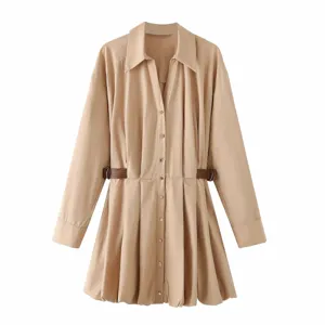 Dettaglio dell'abito camicia kaki a maniche lunghe con colletto a risvolto ed elegante cintura.