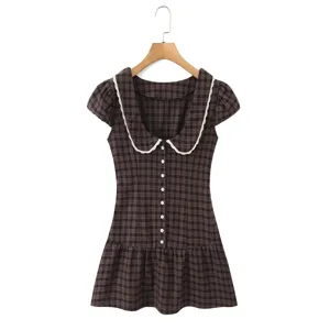 Robe courte vintage à carreaux marron et manches courtes avec col en dentelle blanche.