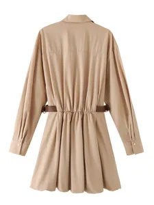 Vestito corto chic beige a maniche lunghe con colletto e cintura per stile donna.