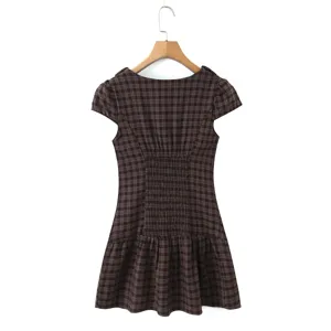 Vue détaillée de la robe courte vintage à carreaux pour femmes avec manches bouffantes.