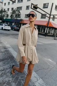 Abito corto beige stile francese maniche lunghe collo risvolto orlo palloncino moda