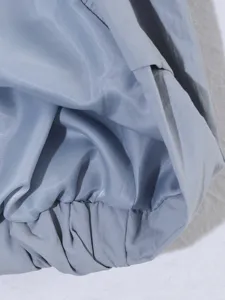 Primer plano del tejido interior de una chaqueta que muestra una textura lisa, material ligero.