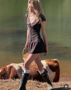 Robe rétro à carreaux col poupée manches bouffantes, jupe courte taille fine mode.