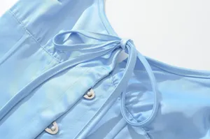 Gedetailleerd close-up van sexy effen satijnen corset met verstelbare schouderbandjes