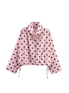 Camicetta rosa a pois neri a maniche lunghe, stile dolce con bottoni e coulisse regolabile.