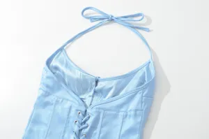 Gedetailleerde close-up van de lichtblauwe satijnen halter corset top met elegante veters.