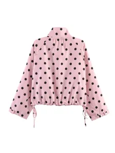 Camicetta a maniche lunghe a pois neri e rosa con collo a imbuto e fondo con coulisse chic.