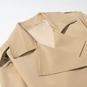 Primer plano del detalle de solapa y cuello de gabardina beige para mujer, elegante.