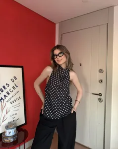 Top halter de lunares estilo vintage francés con cuello drapeado, blusa elegante sin mangas.