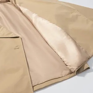 Primer plano del forro de chaqueta caqui, textura de tela suave y costuras finas.