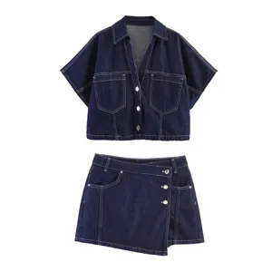 Σκούρο μπλε denim σετ δύο τεμαχίων με πουκάμισο κοντό μανίκι και ασύμμετρη φούστα για γυναίκες.