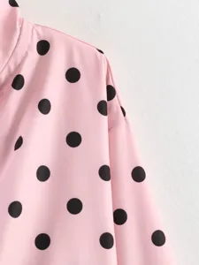 Camicia blusa a maniche lunghe a pois neri rosa dettaglio della parte superiore