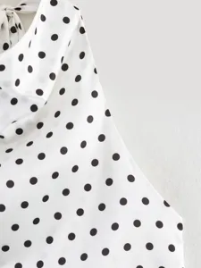 Detalle primer plano top sin mangas cuello drapeado con lunares blancos y negros