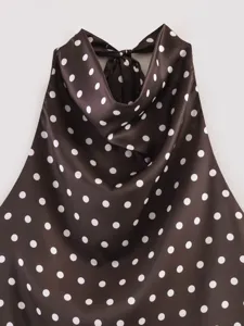 Top marrón de lunares con cuello drapeado sin mangas, estilo retro francés elegante.