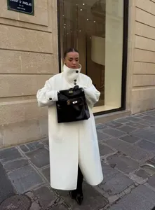 Eleganter Damen Wollmantel in Weiß mit Revers und Einreiher für Herbst und Winter chic.