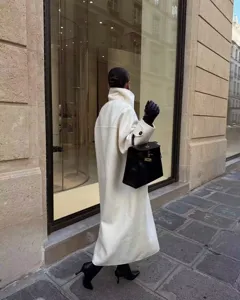 Eleganter langer weißer Damen Wollmantel mit Revers und einreihigem Design für Herbst Winter.
