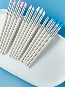 Dettaglio del pennello per unghie in silicone con punte colorate e ordinata disposizione.