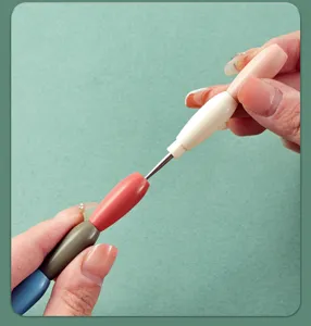 Dettaglio penna per nail art modulare, manico colorato componibile, punta in metallo.