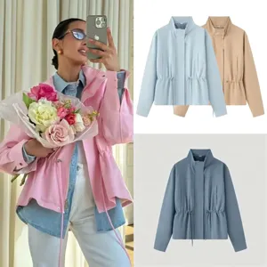 Belle femme veste style col montant avec cordon de serrage mode casual detail