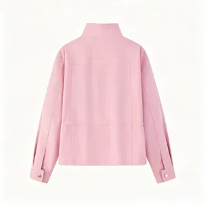 Vue de détail d'une veste pour femme rose avec design dos, col haut et poignets.