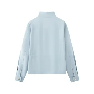 Détail du dos de la veste décontractée pour femme bleu clair avec col montant et cordon.