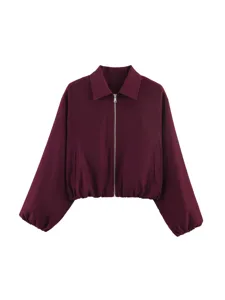 Giacca con zip bordeaux con risvolto e maniche a palloncino per donna in autunno.